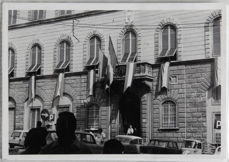 Poggibonsi, 18-19 luglio 1964, XX° anniversario della liberazione e conferimento ad Alcide Cervi della cittadinanza onoraria. Facciata del Municipio con le bandiere esposte